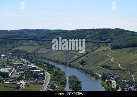 Blick über das Moseltal mit Hochmoselübergang Banque D'Images
