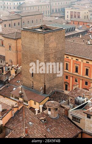 Torre degli Scappi, tour médiévale (1219-1220) dans le centre-ville de Bologne, vue depuis le clocher de la cathédrale métropolitaine de San Pietro. Emilia-Romag Banque D'Images