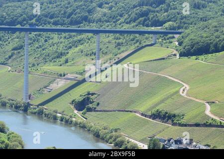 Blick über das Moseltal mit Hochmoselübergang Banque D'Images