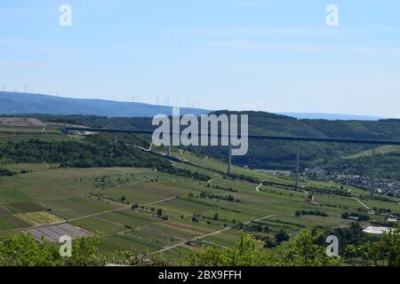 Blick über das Moseltal mit Hochmoselübergang Banque D'Images
