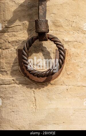 Ancien anneau en fer forgé pour lier avec une corde les animaux, les chevaux, les mules ou le bétail. Centre ville de Bologne, Piazza Maggiore, Emilie-Romagne, Italie, Europe Banque D'Images