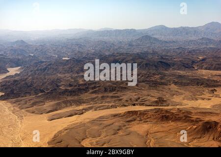 Vue aérienne du désert du Sahara entre le Nil et la mer Rouge, vue depuis la fenêtre de l'avion. Égypte, Afrique Banque D'Images