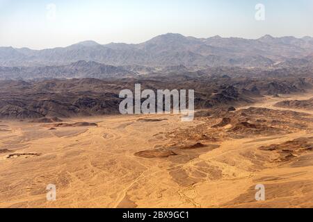 Vue aérienne du désert du Sahara entre le Nil et la mer Rouge, vue depuis la fenêtre de l'avion. Égypte, Afrique Banque D'Images