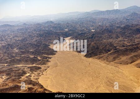 Vue aérienne du désert du Sahara entre le Nil et la mer Rouge, vue depuis la fenêtre de l'avion. Égypte, Afrique Banque D'Images