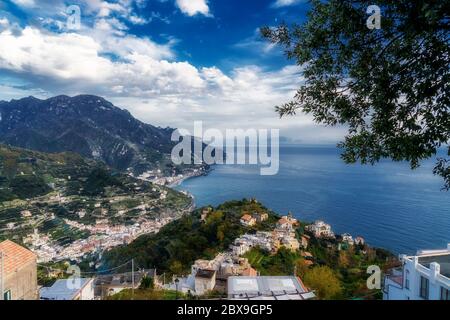 Paysage de la côte amalfitaine par une journée ensoleillée avec un ciel nuageux. Vue depuis la terrasse de Ravello. Banque D'Images