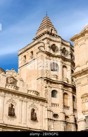 Ancien monastère de style baroque (Monastero del San Salvatore) dans la ville de Noto, province de Syracuse, île de Sicile, Italie, Europe Banque D'Images