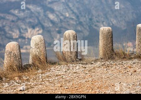 Groupe de bollards de pierre anciens placés au bord d'une route de terre, utilisé comme garde-corps. Vénétie, province de Vérone, Italie, Europe Banque D'Images