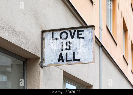 L'amour est tout. Panneau sur le mur dans le quartier de Kallio à Helsinki, Finlande. Banque D'Images
