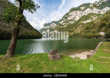 Lago Schener, petit lac artificiel dans les Alpes, Trentin-Haut-Adige et Vénétie, Pontet, Fiera di Primiero, Italie, Europe Banque D'Images