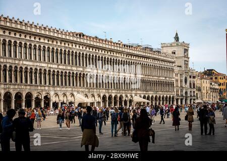 Venise, la place Saint-Marc (Piazza San Marco) bondée de touristes. En arrière-plan la Procuratie Vecchie, les anciens bâtiments et le clocher. Italie Banque D'Images