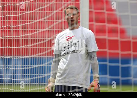 Leverkusen, Allemagne, 6 juin 2020, Manuel NEUER, FCB 1 avec t-shirt rouge contre le rassisme au 1.Bundesliga Match BAYER 04 LEVERKUSEN - FC BAYERN MUENCHEN en saison 2019/2020 am match jour 30. © Peter Schatz / Alamy Live News / Ralf Ibing/Firo/Pool - LES RÈGLEMENTS DFL INTERDISENT TOUTE UTILISATION DE PHOTOGRAPHIES comme SÉQUENCES D'IMAGES et/ou QUASI-VIDÉO - agences de presse nationales et internationales HORS usage éditorial SEULEMENT crédit: Peter Schatz/Alamy Live News Banque D'Images