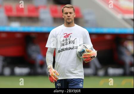 Leverkusen, Allemagne, 6 juin 2020, Manuel NEUER, FCB 1 avec t-shirt rouge contre le rassisme au 1.Bundesliga Match BAYER 04 LEVERKUSEN - FC BAYERN MUENCHEN en saison 2019/2020 am match jour 30. © Peter Schatz / Alamy Live News / Ralf Ibing/Firo/Pool - LES RÈGLEMENTS DFL INTERDISENT TOUTE UTILISATION DE PHOTOGRAPHIES comme SÉQUENCES D'IMAGES et/ou QUASI-VIDÉO - agences de presse nationales et internationales HORS usage éditorial SEULEMENT crédit: Peter Schatz/Alamy Live News Banque D'Images