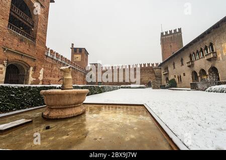 Castelvecchio, l'ancien château médiéval, 1357 à Vérone avec la neige en hiver, UNESCO World Heritage site, Vénétie, Italie, Europe Banque D'Images