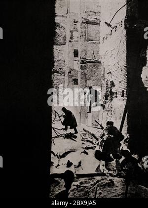 Des soldats russes dans leur maison pour y loger des combats pendant la bataille de Stalingrad (1942-1943), lorsque l'Allemagne et ses alliés ont combattu l'Union soviétique pour le contrôle de la ville de Stalingrad (aujourd'hui Volgograd) dans le sud de la Russie. Elle a été marquée par des combats féroces et des attaques directes contre des civils lors de raids aériens, au cours de l'une des batailles les plus sanglantes de l'histoire de la guerre, avec un total estimé à 2 millions de victimes. Banque D'Images