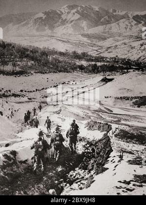 Les soldats britanniques avancent dans les montagnes enneigées après le débarquement d'Anzio. La bataille d'Anzio faisait partie de la ligne d'hiver et de la bataille pour Rome de la campagne italienne de la Seconde Guerre mondiale qui s'est déroulée du 22 janvier 1944 au 5 juin 1944 (se terminant par la capture de Rome). Les forces allemandes dans la région d'Anzio et de Nettuno ont opposé l'opération. Banque D'Images