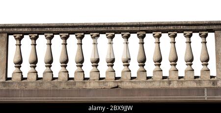 Gros plan d'une balustrade en béton gris isolée sur fond blanc Banque D'Images