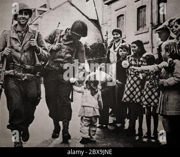 Les Italiens accueillent les soldats américains (SIG) comme le passage à travers leur village pendant la ligne d'hiver et la bataille pour Rome de la campagne italienne de la Seconde Guerre mondiale qui a eu lieu du 22 janvier 1944 au 5 juin 1944 (se terminant par la capture de Rome). Banque D'Images