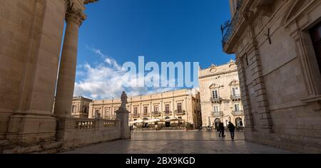 Cathédrale et la place Minerva au centre-ville de l'île d'Ortygia (Ortigia, Piazza del Duomo), Syracuse, île de Sicile, Italie, Europe Banque D'Images