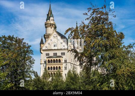 Le château de Neuschwanstein (Nouveau Swanstone - Château de Neuschwanstein Schloss XIX siècle), monument, dans les Alpes bavaroises, l'Allemagne. L'Europe Banque D'Images