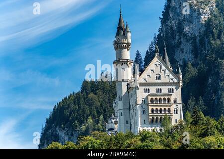 Le château de Neuschwanstein (Nouveau Swanstone - Château de Neuschwanstein Schloss XIX siècle), monument, dans les Alpes bavaroises, l'Allemagne. L'Europe Banque D'Images