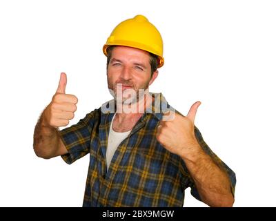 portrait d'entreprise d'un ouvrier de la construction. Un homme de chantier attrayant et heureux dans un casque de sécurité souriant confiant posant détendu comme entrepreneur réussi Banque D'Images