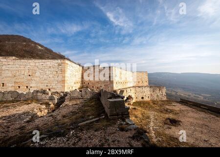 Vieilles ruines du fort Mollaire (forte di Monte) de l'empire autrichien (1849-1852) construit pour protéger la frontière sur la vallée de l'Adige près de Vérone, Italie Banque D'Images