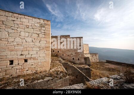 Vieilles ruines du fort Mollaire (forte di Monte) de l'empire autrichien (1849-1852) construit pour protéger la frontière sur la vallée de l'Adige près de Vérone, Italie Banque D'Images