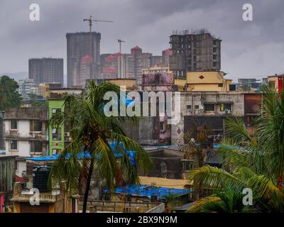 Bâtiment cluster à Mumbai par une journée nuageux Banque D'Images