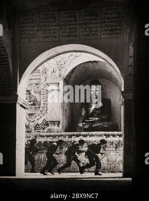 Des soldats britanniques et indiens ont franchi un Bouddha sur Pagoda Hill alors qu'ils chargent une position ennemie à Mandalay, lors de l'opération Dracula, une attaque amphibie aérienne de la Seconde Guerre mondiale contre Rangoon lancée par les forces britanniques, américaines et indiennes pendant la campagne birmane en avril et mai 1945. Banque D'Images