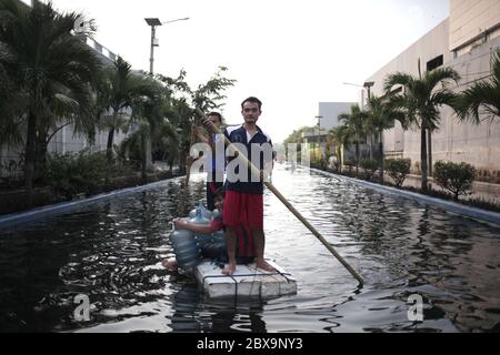 Jakarta, Indonésie. 06e juin 2020. Un homme avec deux autres flaques à travers une rob inondée rue à Jakarta.Rob inondations à Jarkata, c'est un phénomène où l'eau de mer déborde dans le continent. Il peut également être interprété comme une flaque d'eau sur les terres côtières qui se produit lorsque les eaux de marée sont élevées ainsi inundate parties de la plaine côtière. Crédit : SOPA Images Limited/Alamy Live News Banque D'Images