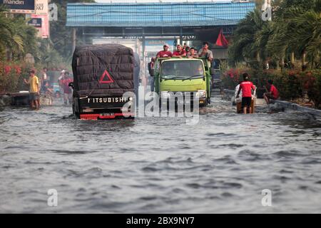 Jakarta, Indonésie. 06e juin 2020. Un camion est vu conduire à travers une rue rob inondée à Jakarta.Rob inondations à Jarkata, c'est un phénomène où l'eau de mer déborde dans le continent. Il peut également être interprété comme une flaque d'eau sur les terres côtières qui se produit lorsque les eaux de marée sont élevées ainsi inundate parties de la plaine côtière. Crédit : SOPA Images Limited/Alamy Live News Banque D'Images