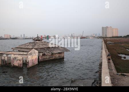 Jakarta, Indonésie. 06e juin 2020. Un aperçu de la structure d'une mosquée qui a été détruite par l'inondation de la rob à Jakarta.Rob inondations à Jarkata, c'est un phénomène où l'eau de mer déborde dans le continent. Il peut également être interprété comme une flaque d'eau sur les terres côtières qui se produit lorsque les eaux de marée sont élevées ainsi inundate parties de la plaine côtière. Crédit : SOPA Images Limited/Alamy Live News Banque D'Images