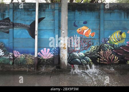 Jakarta, Indonésie. 06e juin 2020. L'eau de mer traverse le mur d'une clôture pendant l'inondation de la rob à Jakarta.Rob inondations à Jarkata, c'est un phénomène où l'eau de mer déborde dans le continent. Il peut également être interprété comme une flaque d'eau sur les terres côtières qui se produit lorsque les eaux de marée sont élevées ainsi inundate parties de la plaine côtière. Crédit : SOPA Images Limited/Alamy Live News Banque D'Images