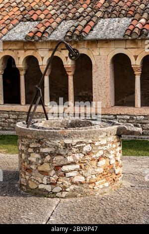 Cloître avec puits, église paroissiale de San Giorgio di Valpolicella ou Ingnnapoltron dans le style roman (VII - XI siècle). Vérone, Vénétie, Italie Banque D'Images