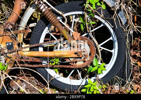 Gros plan Résumé vue du pneu arrière sur une moto ancienne dans la cour Junk Banque D'Images