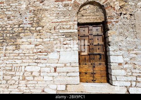 Ancienne porte de l'église paroissiale de San Giorgio di Valpolicella ou Ingnnapoltron de style roman (VII - XI siècle). Vérone, Vénétie, Italie Banque D'Images