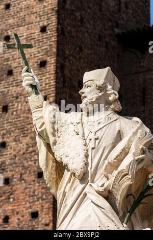 Statue de Saint Jean de Népomuk (San Giovanni Nepomuceno), prêtre de Bohême, Saint patron de Bohême. Château de Sforza (Castello Sforzesco), Milan, Italie, Banque D'Images