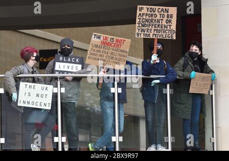 Les manifestants anti racisme manifestant à Swindon's Black Lives ont des protestations importantes au Royaume-Uni le 6 2020 juin en solidarité avec les manifestations américaines Banque D'Images