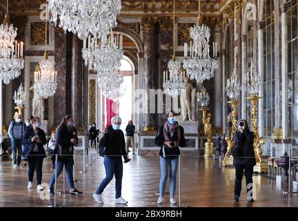 Versailles, France. 6 juin 2020. Le 6 juin 2020, les gens visitent le Château de Versailles (château de Versailles) lors de sa réouverture près de Paris, en France. Le château de Versailles a rouvert samedi après la fermeture de 82 jours après le confinement pour empêcher la propagation du COVID-19. Crédit: Gao Jing/Xinhua/Alay Live News Banque D'Images