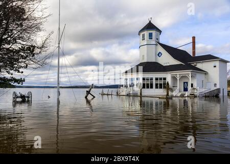 Saint John, Nouveau-Brunswick, Canada - le 1er mai 2018 : l'eau d'inondation montante entoure le Royal Kennebecasis Yacht Club. Banque D'Images