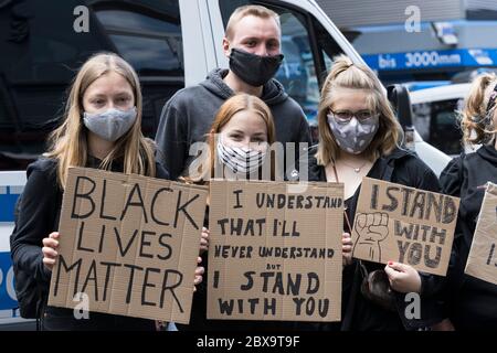 Düsseldorf, Allemagne. 6 juin 2020. Les vies noires comptent pour protester. Des milliers de personnes assistent à une manifestation contre le racisme et le meurtre du noir américain George Floyd lors de l'arrestation par des policiers blancs à Minneanapolis, dans le Minnesota. Photo: 51North/Alamy Live News Banque D'Images