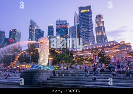 Vue nocturne du parc Merlion avec fontaine Merlion et vue sur le centre financier du centre-ville en arrière-plan. Centre-ville. Marina Bay. Singapour Banque D'Images