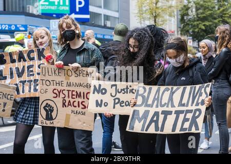 Düsseldorf, Allemagne. 6 juin 2020. Les vies noires comptent pour protester. Des milliers de personnes assistent à une manifestation contre le racisme et le meurtre du noir américain George Floyd lors de l'arrestation par des policiers blancs à Minneanapolis, dans le Minnesota. Photo: 51North/Alamy Live News Banque D'Images