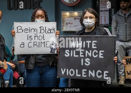 Düsseldorf, Allemagne. 6 juin 2020. Les vies noires comptent pour protester. Des milliers de personnes assistent à une manifestation contre le racisme et le meurtre du noir américain George Floyd lors de l'arrestation par des policiers blancs à Minneanapolis, dans le Minnesota. Photo: 51North/Alamy Live News Banque D'Images