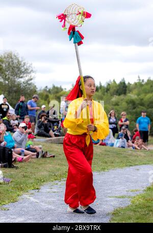 Saint John, Nouveau-Brunswick, Canada - 26 août 2017 : événements au Festival des bateaux-dragons. Les gens font une danse de dragon. Banque D'Images