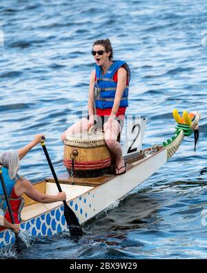 Saint John, Nouveau-Brunswick, Canada - 26 août 2017 : événements au Festival des bateaux-dragons. Un batteur bat le temps à l'avant. Les gens sont à la ligne du bateau. Banque D'Images