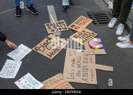 Düsseldorf, Allemagne. 6 juin 2020. Les vies noires comptent pour protester. Des milliers de personnes assistent à une manifestation contre le racisme et le meurtre du noir américain George Floyd lors de l'arrestation par des policiers blancs à Minneanapolis, dans le Minnesota. Photo: 51North/Alamy Live News Banque D'Images