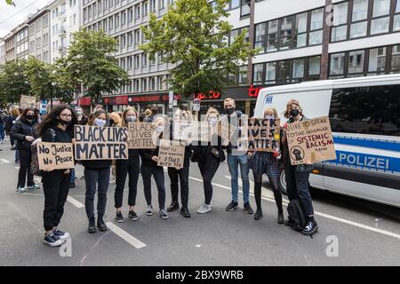 Düsseldorf, Allemagne. 6 juin 2020. Les vies noires comptent pour protester. Des milliers de personnes assistent à une manifestation contre le racisme et le meurtre du noir américain George Floyd lors de l'arrestation par des policiers blancs à Minneanapolis, dans le Minnesota. Photo: 51North/Alamy Live News Banque D'Images