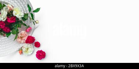 Composition des fleurs. Motif de fleurs roses sur fond blanc. Concept de la Saint-Valentin, de la Fête des mères, de la Fête des femmes. Banque D'Images