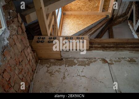 sur un ancien chantier, les anciennes poutres de plafond sont renforcées de nouvelles poutres en bois Banque D'Images